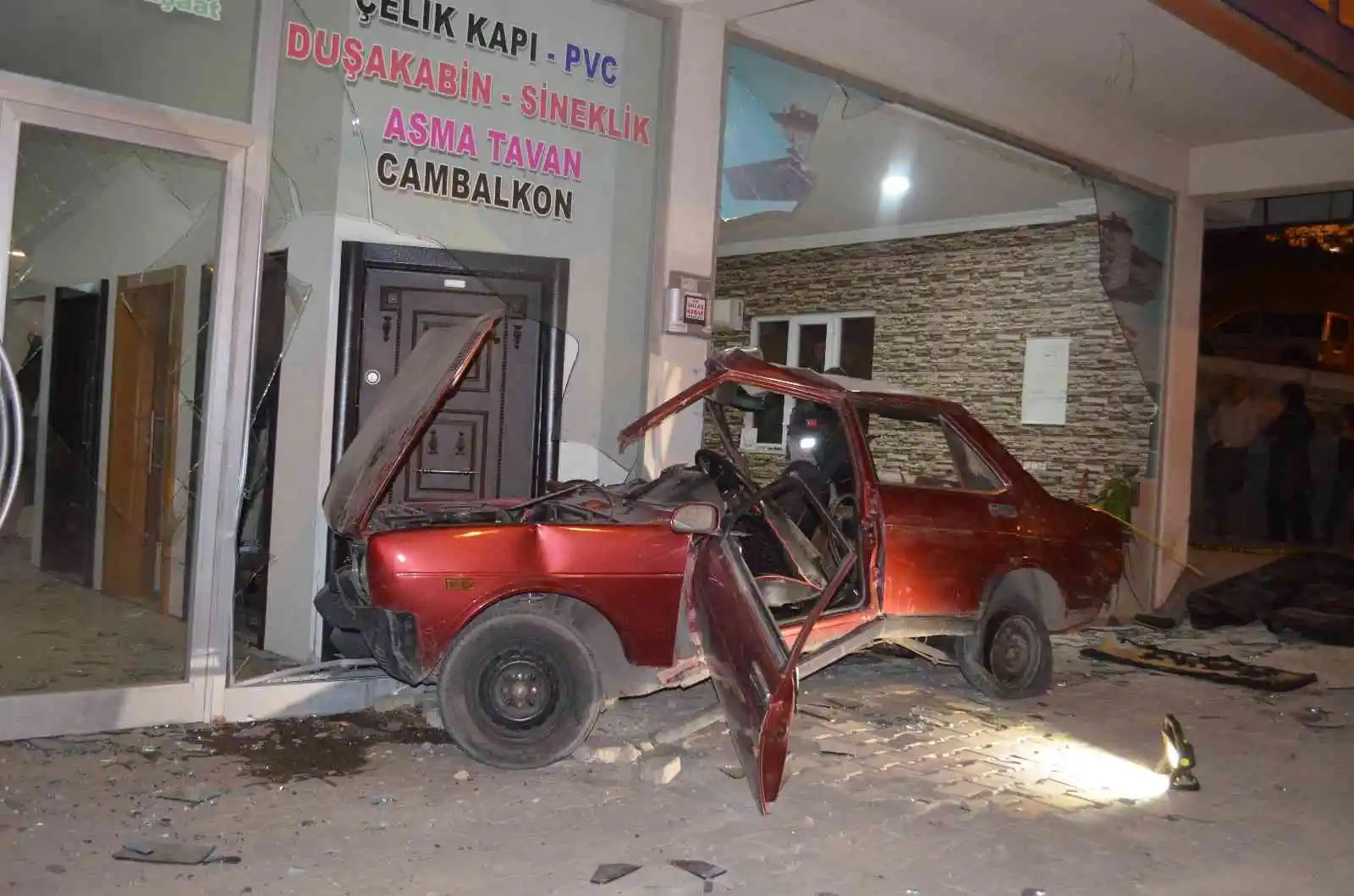 Kahramanmaraş’ta otomobil iş yerine girdi: 1 ölü, 4 yaralı