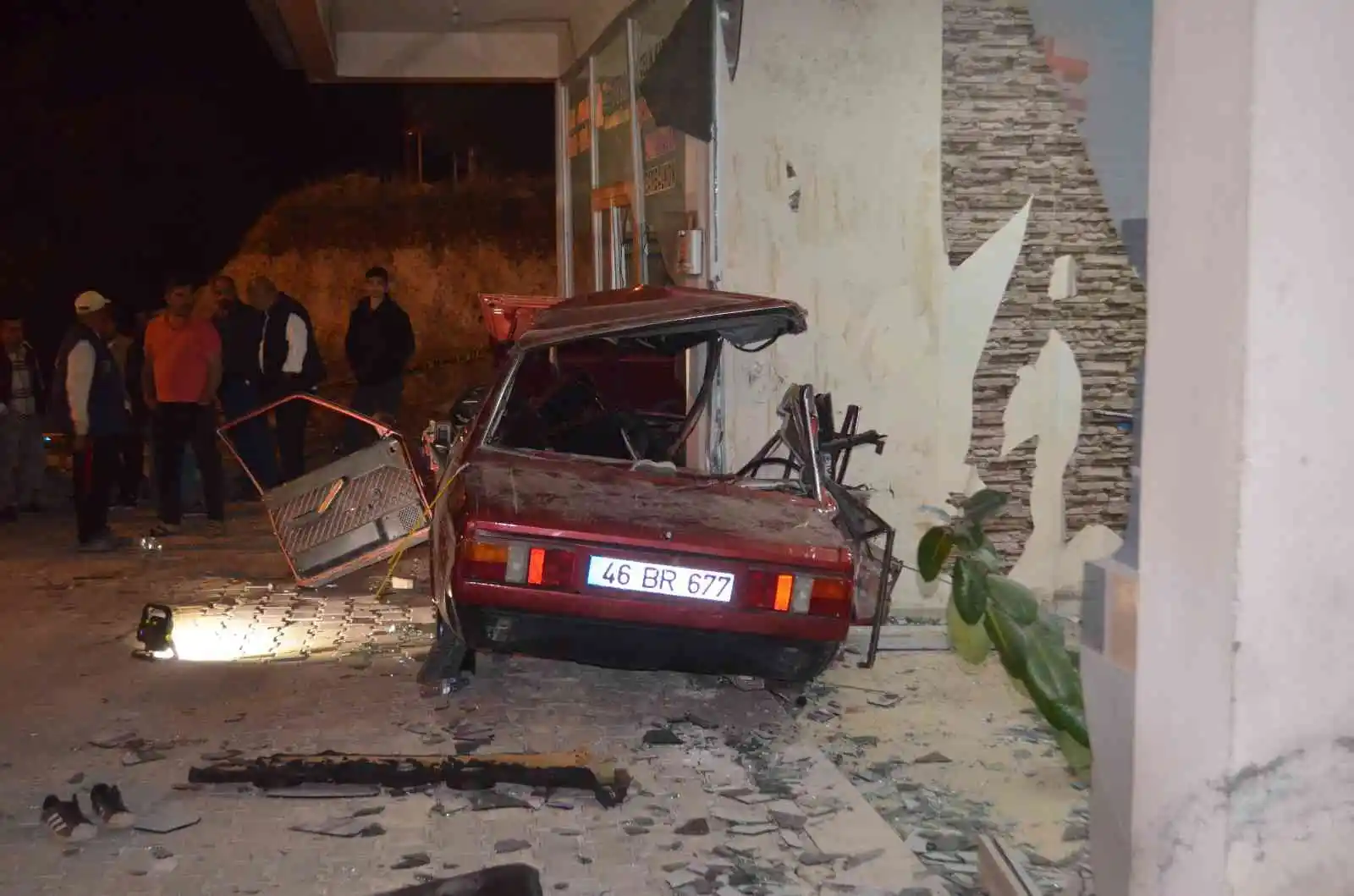 Kahramanmaraş’ta otomobil iş yerine girdi: 1 ölü, 4 yaralı