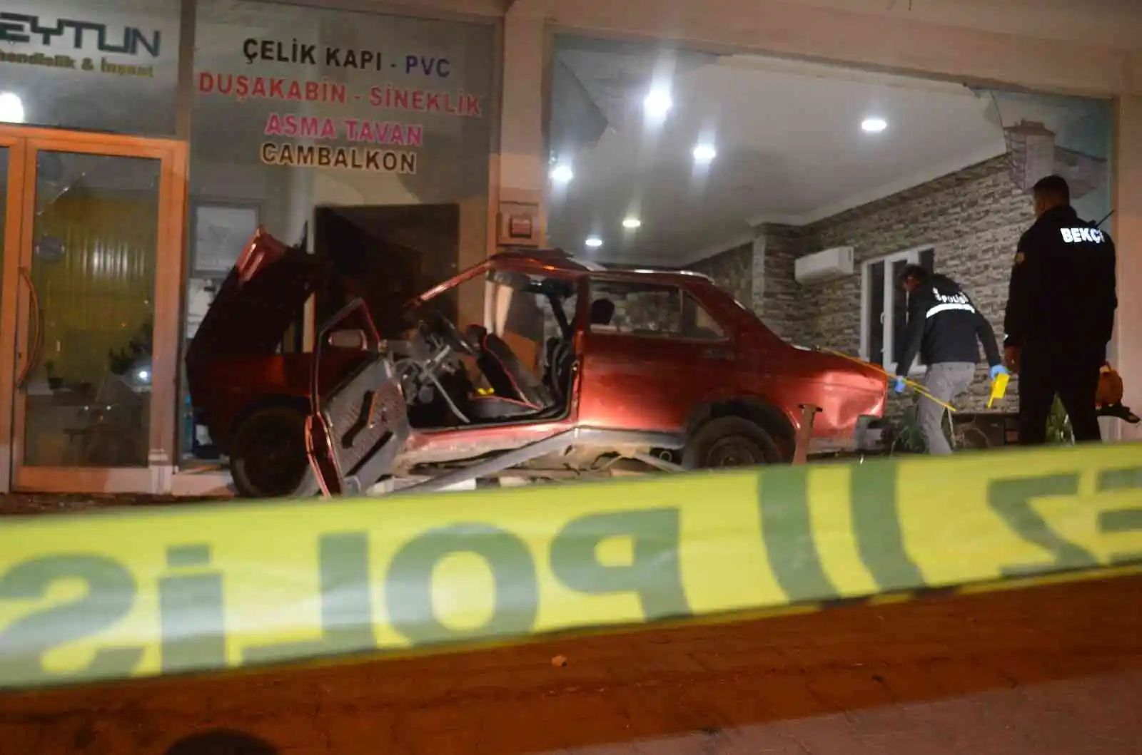 Kahramanmaraş’ta otomobil iş yerine girdi: 1 ölü, 4 yaralı