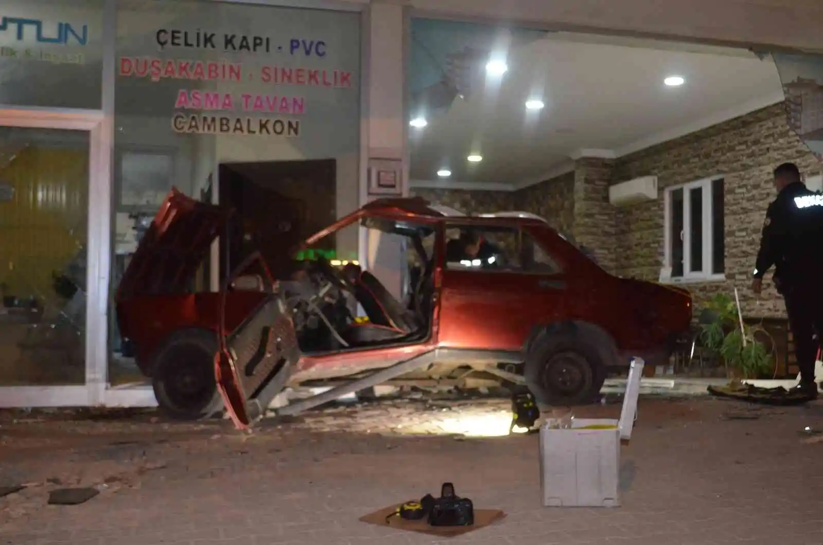 Kahramanmaraş’ta otomobil iş yerine girdi: 1 ölü, 4 yaralı