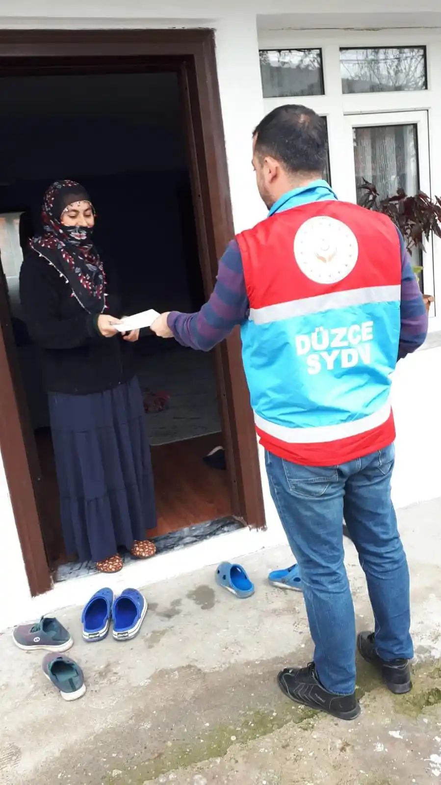 Kapı kapı dolaşıp ihtiyaç sahiplerini belirliyorlar