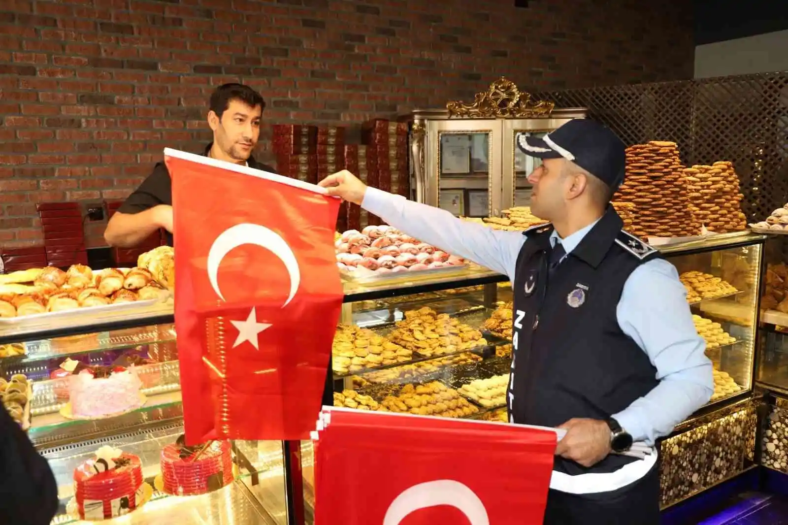 Karaköprü bayraklarla donatıldı