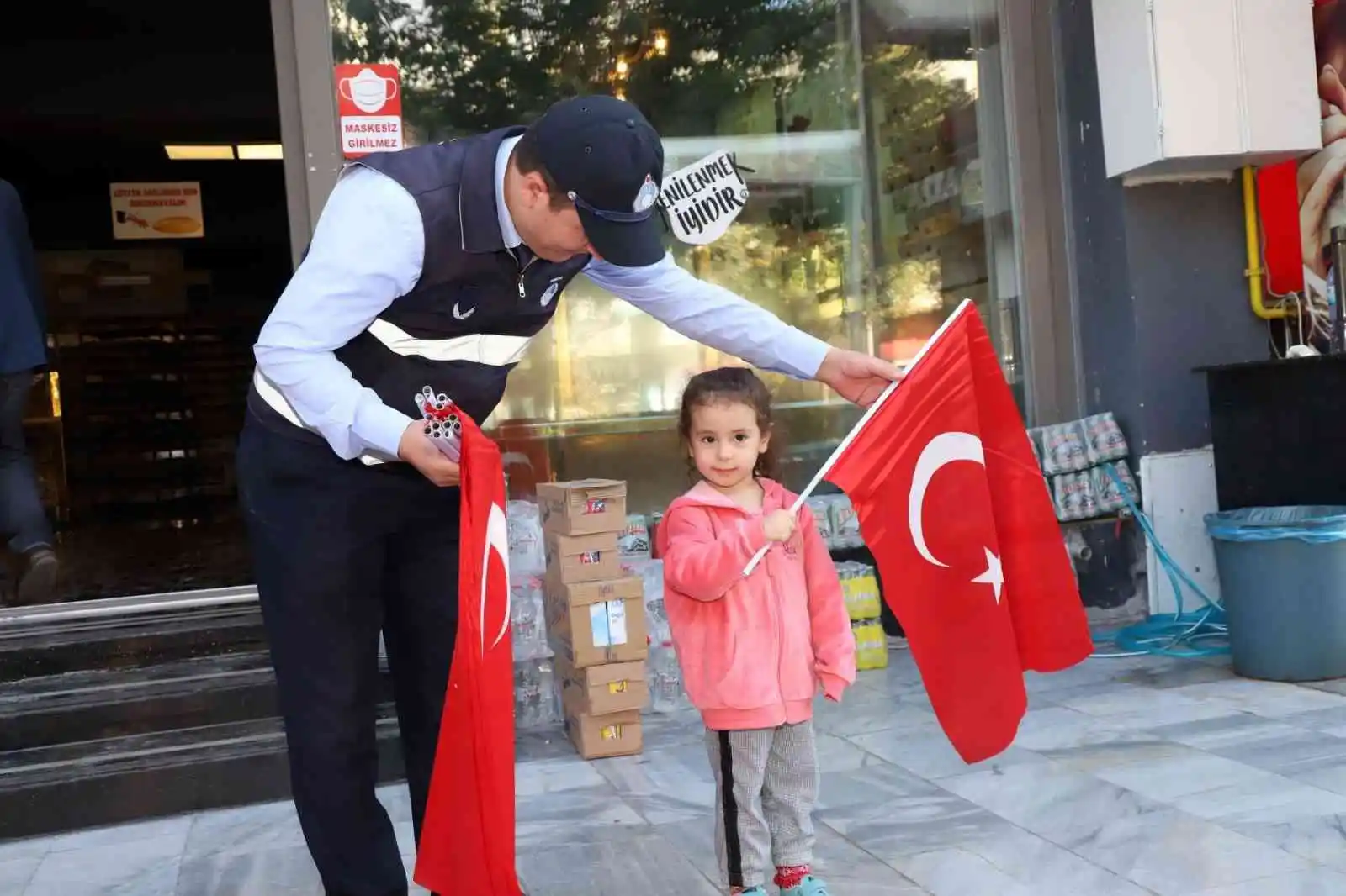Karaköprü bayraklarla donatıldı