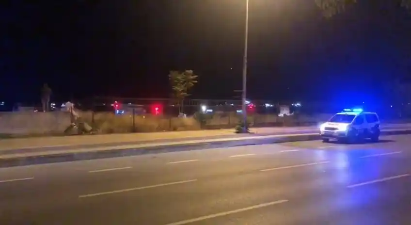 Kartal'da yanan balıkçı teknesini itfaiye ekipleri söndürdü