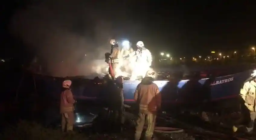 Kartal’da yanan balıkçı teknesini itfaiye ekipleri söndürdü