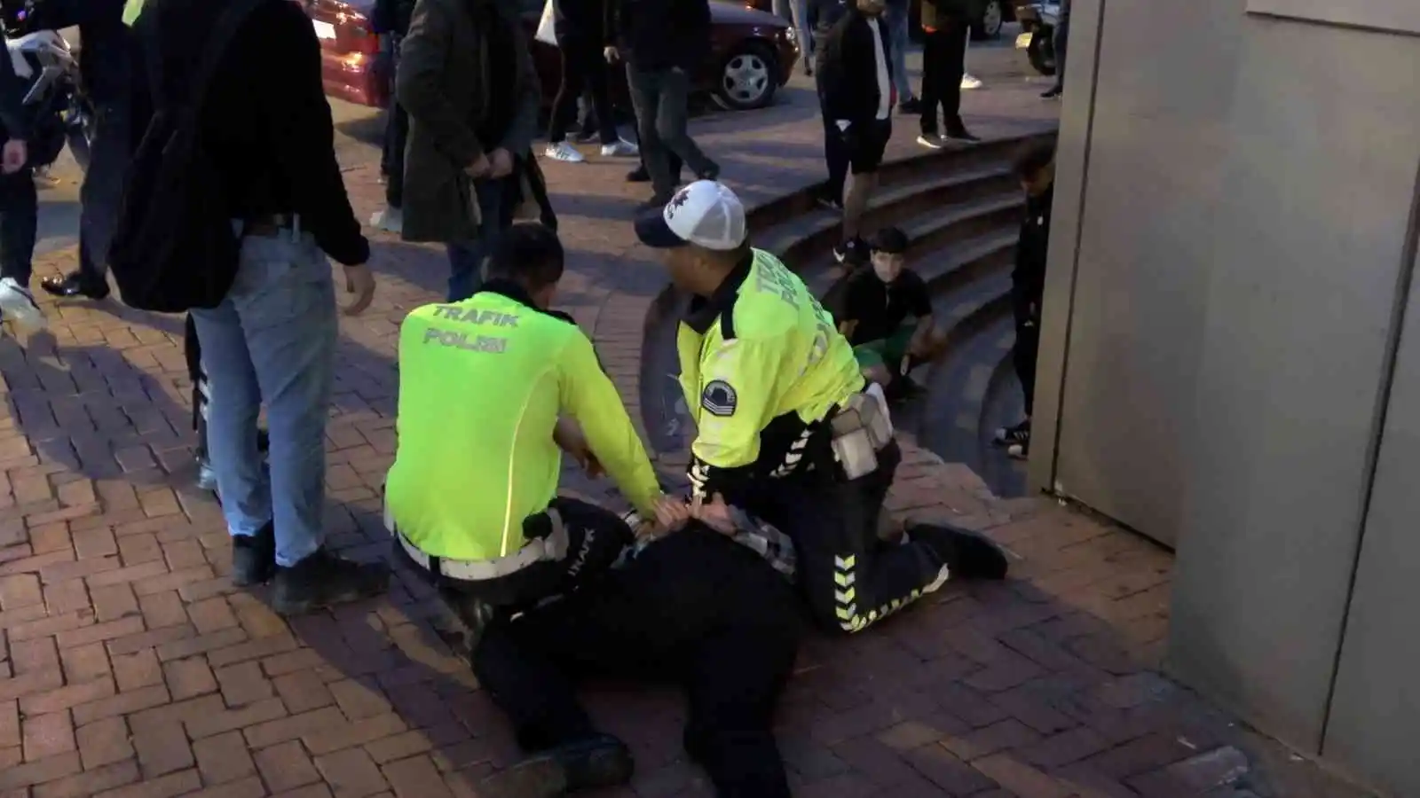 Kavgayı ayırmaya çalışan polisin kolunu ısırdı
