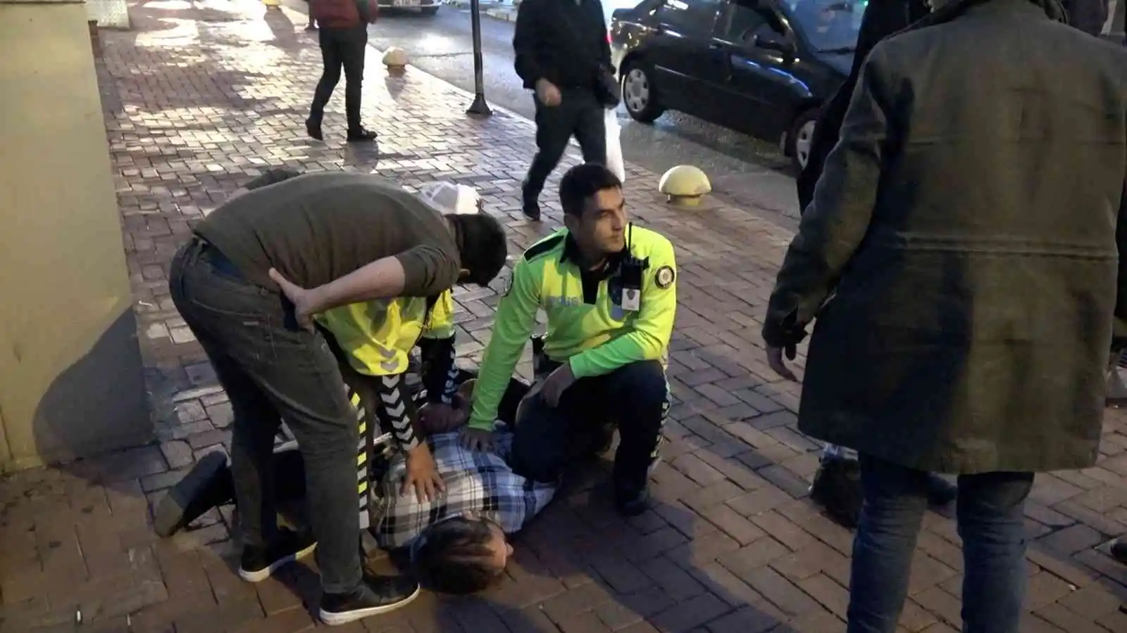 Kavgayı ayırmaya çalışan polisin kolunu ısırdı
