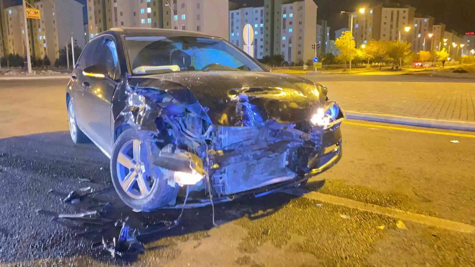 Kavşaktaki çarpışma sonucu otomobil kağıt gibi ezildi: 2 yaralı
