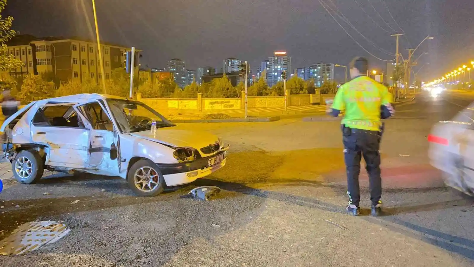 Kavşaktaki çarpışma sonucu otomobil kağıt gibi ezildi: 2 yaralı