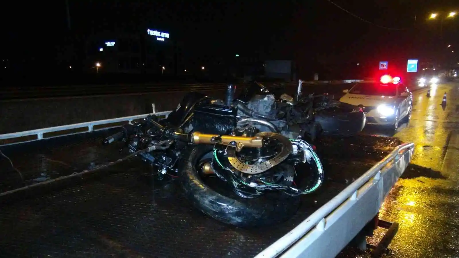 Kayganlaşan yolda direksiyon hakimiyetini kaybeden motosikletli bariyerlere çarptı: 2 yaralı
