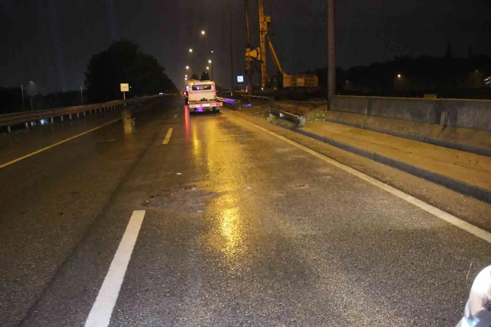 Kayganlaşan yolda direksiyon hakimiyetini kaybeden motosikletli bariyerlere çarptı: 2 yaralı
