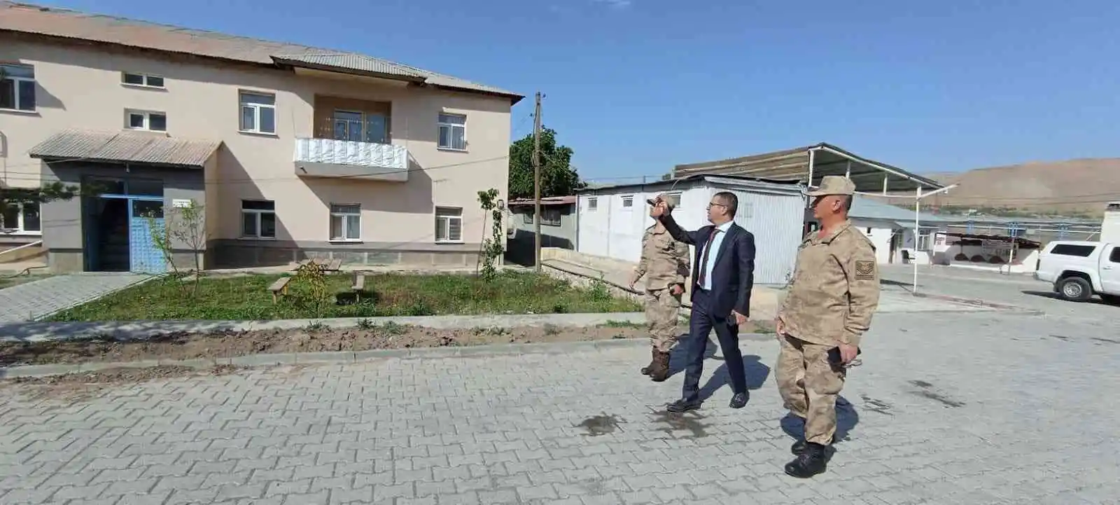 Kaymakam Daştan, üs bölgesinde