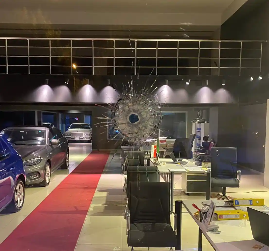 Kayseri’de oto galeriye kurşun yağdırdılar