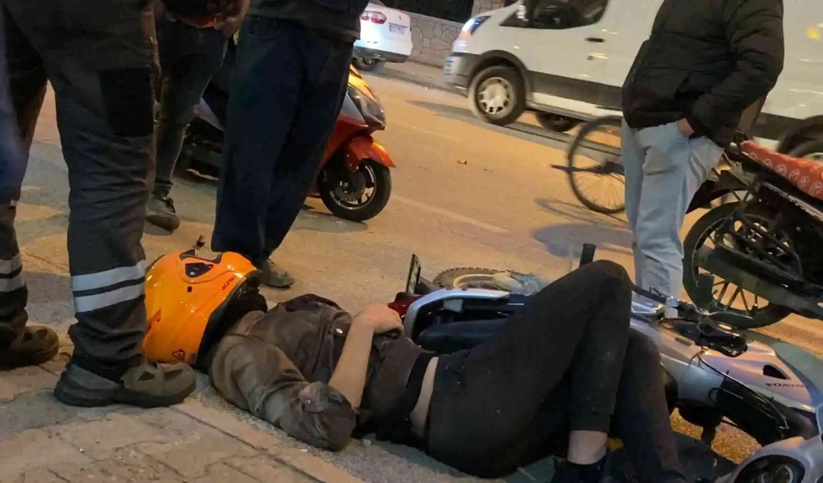 Kazada ölümden dönen sürücü, yardımcı olan genç ile özçekim yaptı