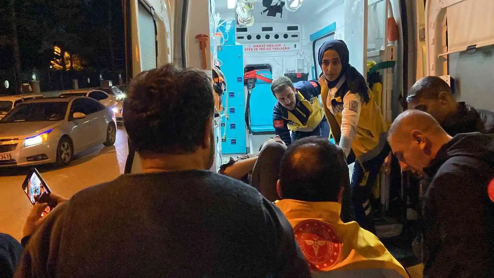 Kazada ölümden dönen sürücü, yardımcı olan genç ile özçekim yaptı