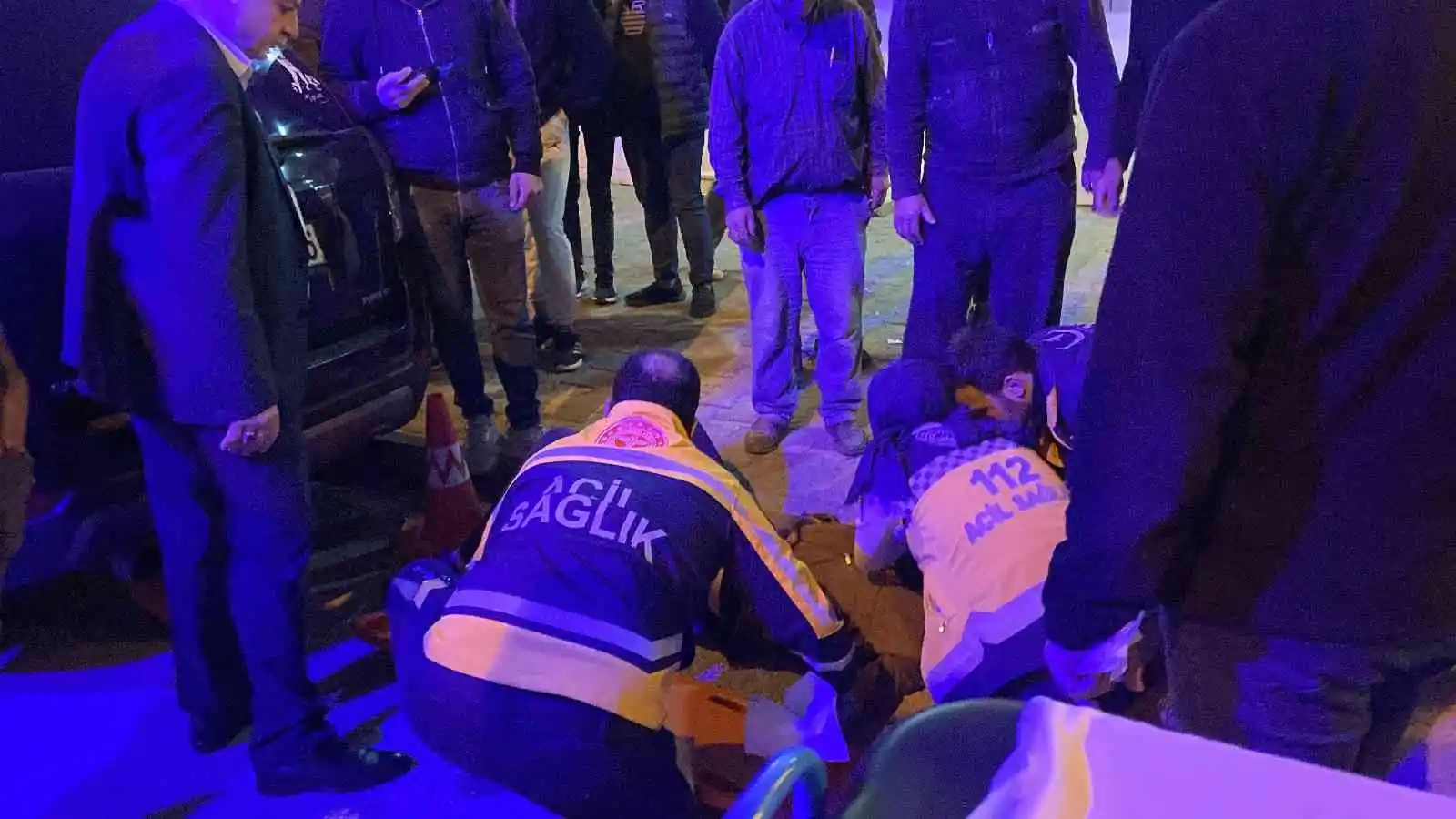 Kazada ölümden dönen sürücü, yardımcı olan genç ile özçekim yaptı