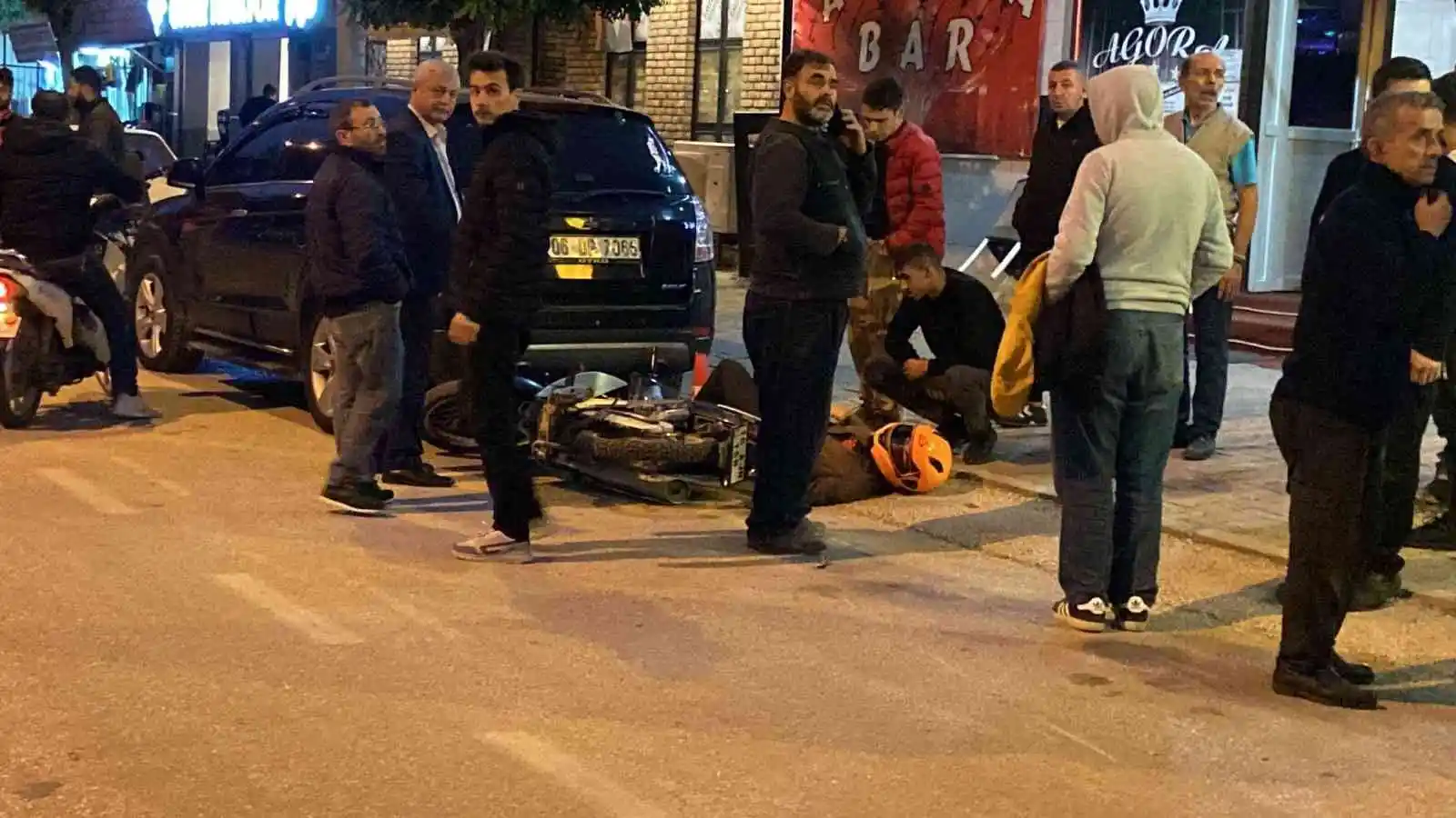 Kazada ölümden dönen sürücü, yardımcı olan genç ile özçekim yaptı