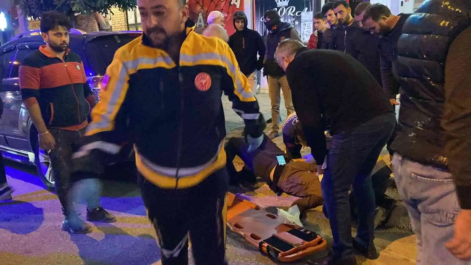 Kazada ölümden dönen sürücü, yardımcı olan genç ile özçekim yaptı