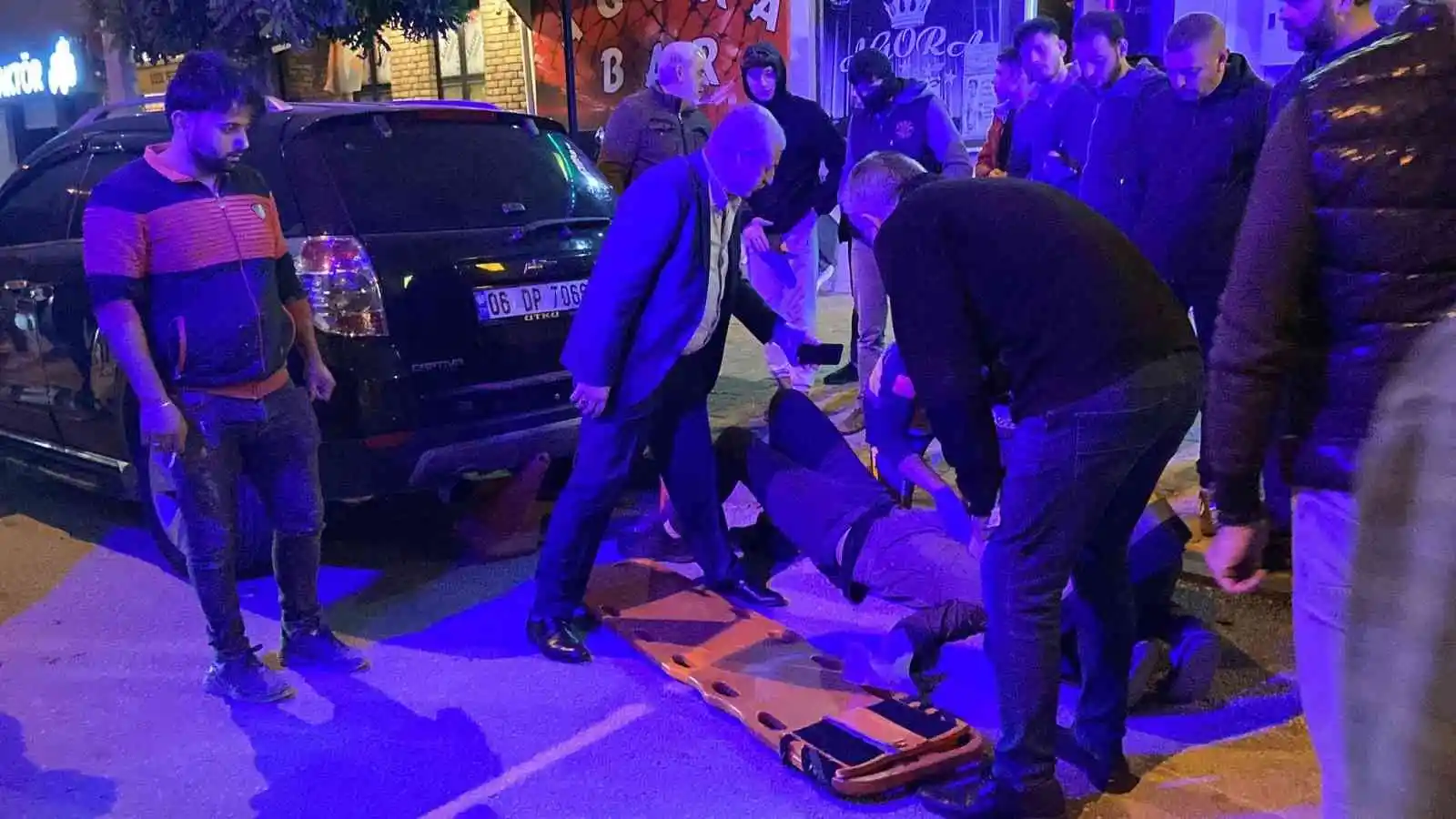 Kazada ölümden dönen sürücü, yardımcı olan genç ile özçekim yaptı