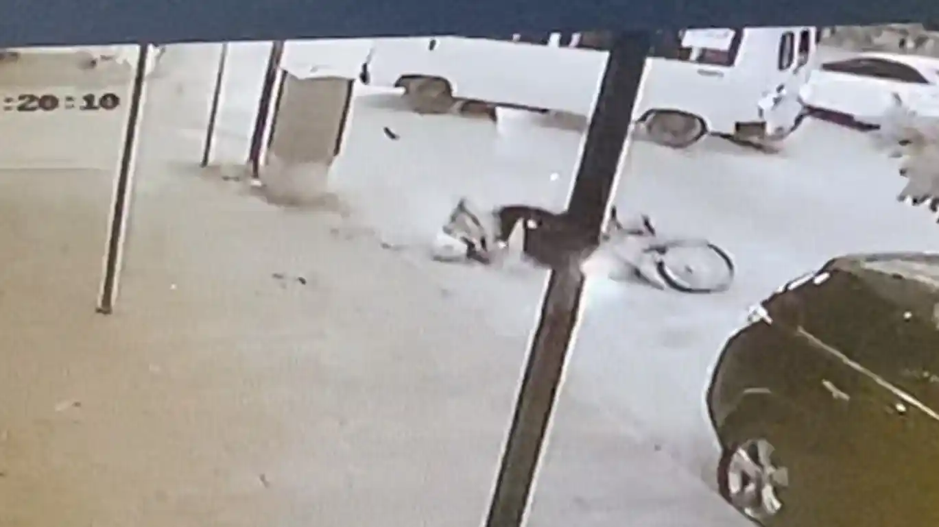 Kazada ölümden dönen sürücü, yardımcı olan genç ile özçekim yaptı