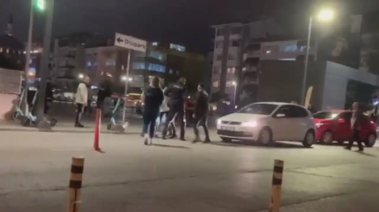 Kent meydanı karıştı, onlarca kişi tekme tokat kavga etti
