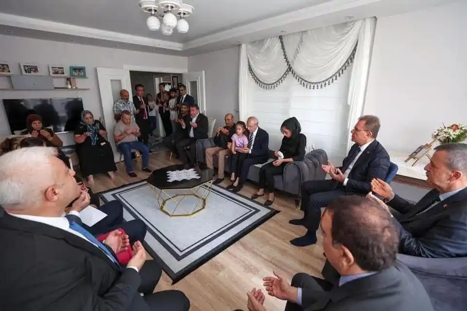 Kılıçdaroğlu Mersin’de şehit ailesini ziyaret etti
