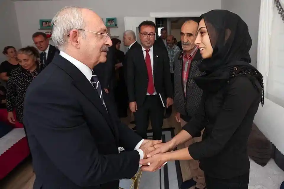 Kılıçdaroğlu Mersin’de şehit ailesini ziyaret etti
