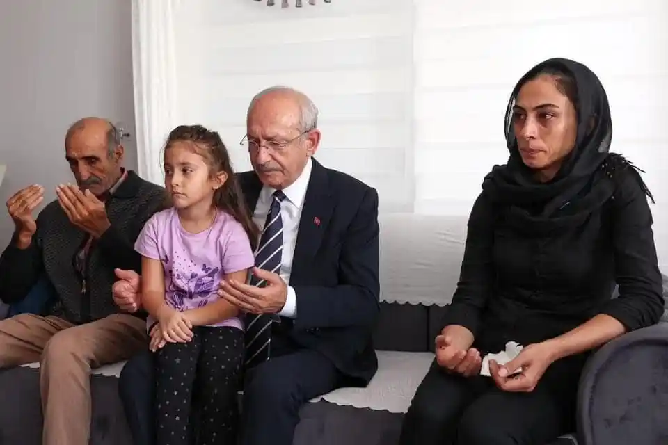 Kılıçdaroğlu Mersin’de şehit ailesini ziyaret etti