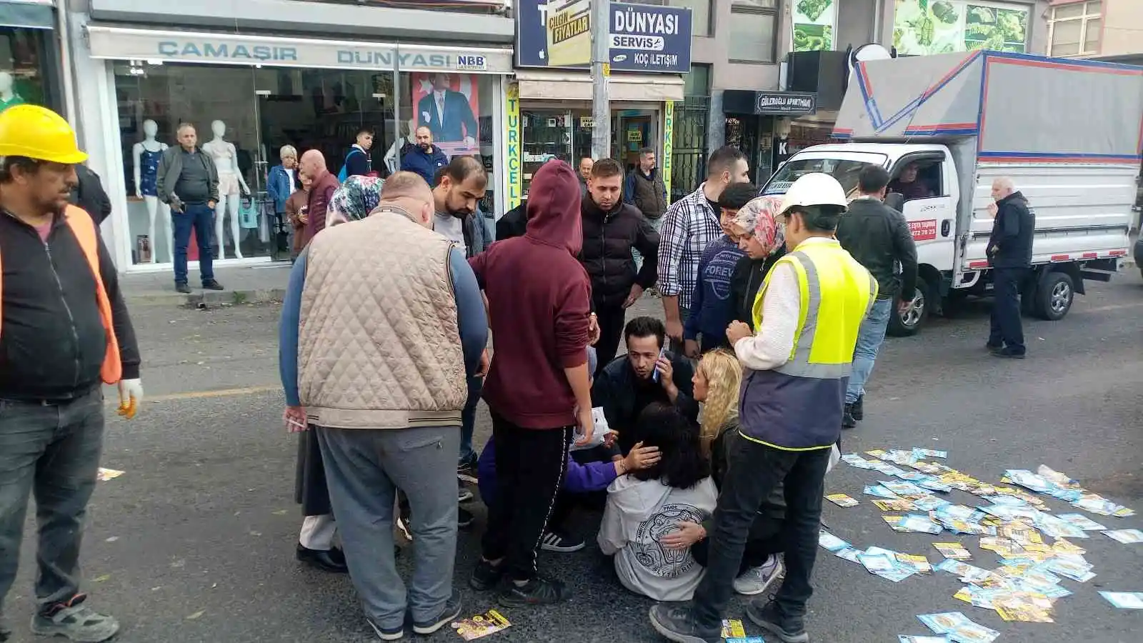 Kırmızı ışıkta hatalı sollama yapan motosikletlinin yayaya çarptığı kaza kamerada: 2 yaralı
