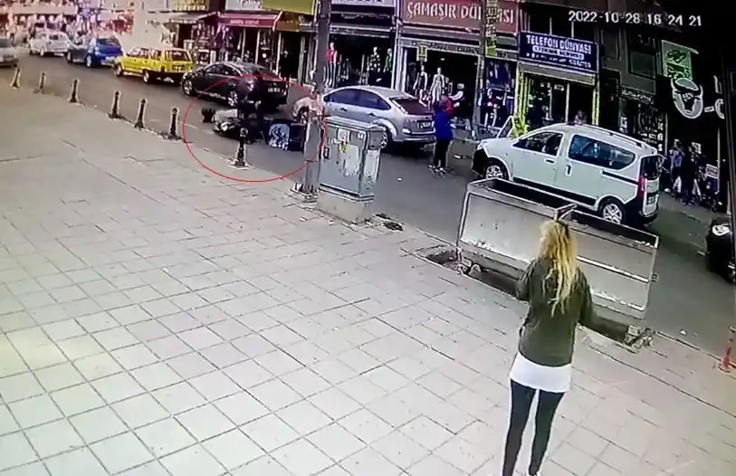 Kırmızı ışıkta hatalı sollama yapan motosikletlinin yayaya çarptığı kaza kamerada: 2 yaralı
