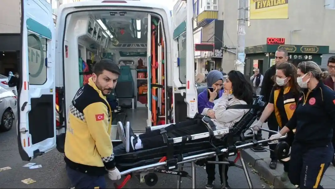 Kırmızı ışıkta hatalı sollama yapan motosikletlinin yayaya çarptığı kaza kamerada: 2 yaralı
