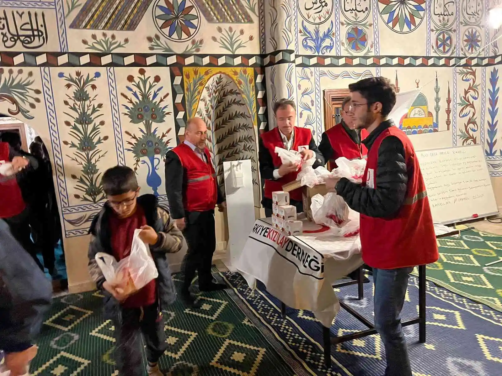 Kızılay asırlık camide kandil ikramında bulundu