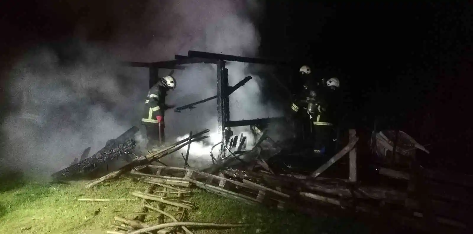 Kocaeli’de elektrik sobasından çıkan yangında baraka alevlere teslim oldu