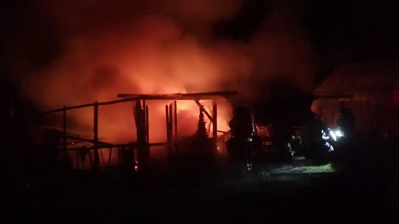 Kocaeli’de elektrik sobasından çıkan yangında baraka alevlere teslim oldu