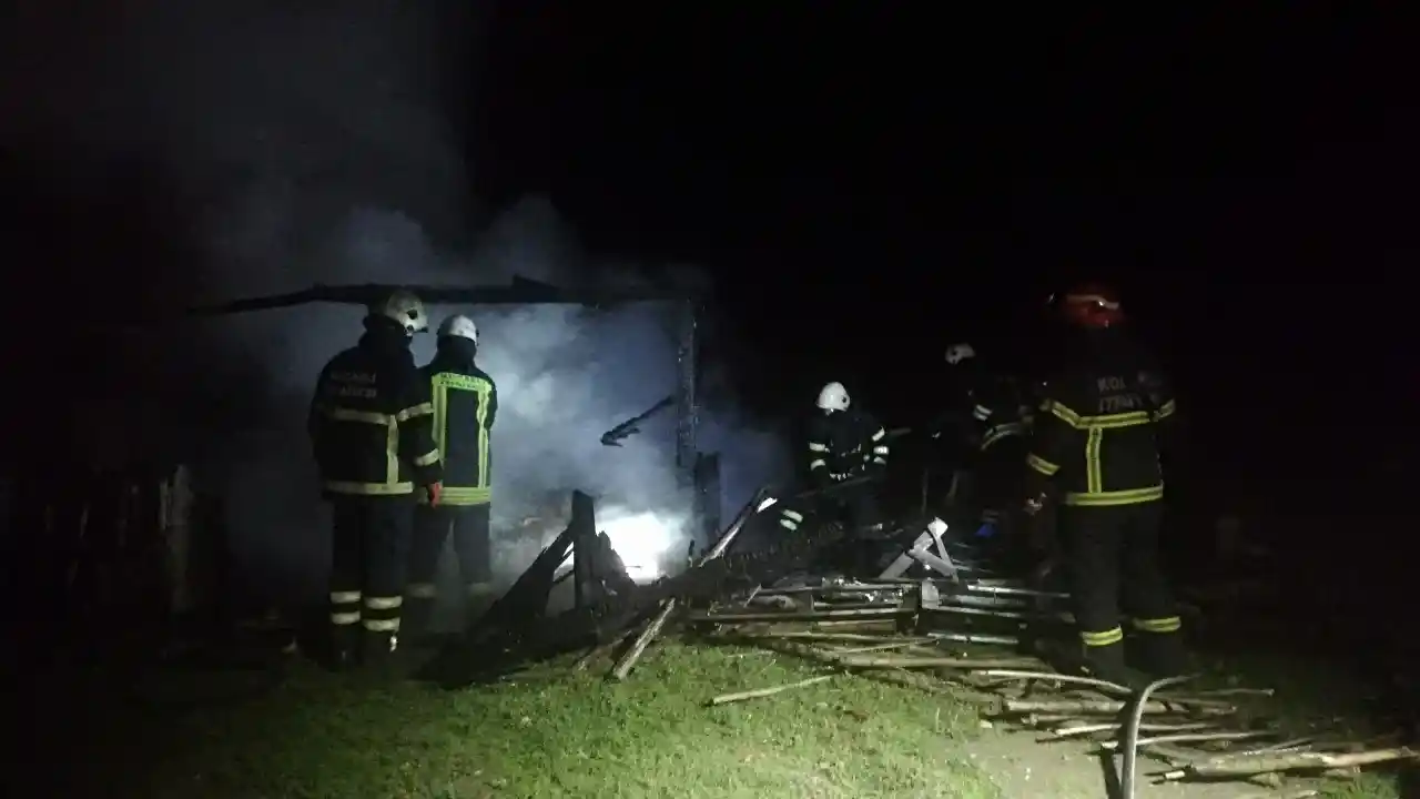 Kocaeli’de elektrik sobasından çıkan yangında baraka alevlere teslim oldu