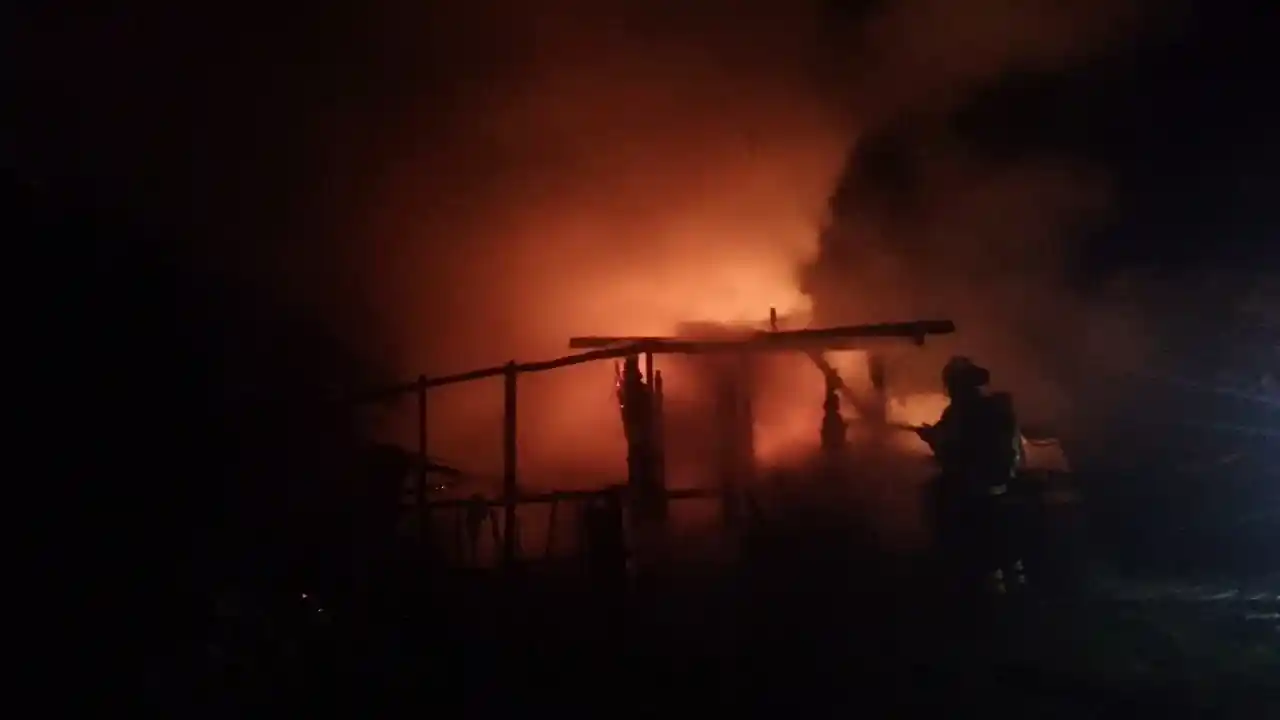 Kocaeli’de elektrik sobasından çıkan yangında baraka alevlere teslim oldu