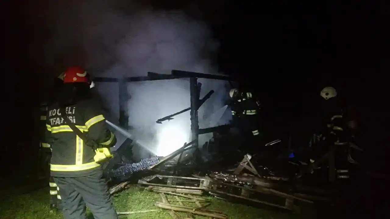 Kocaeli’de elektrik sobasından çıkan yangında baraka alevlere teslim oldu