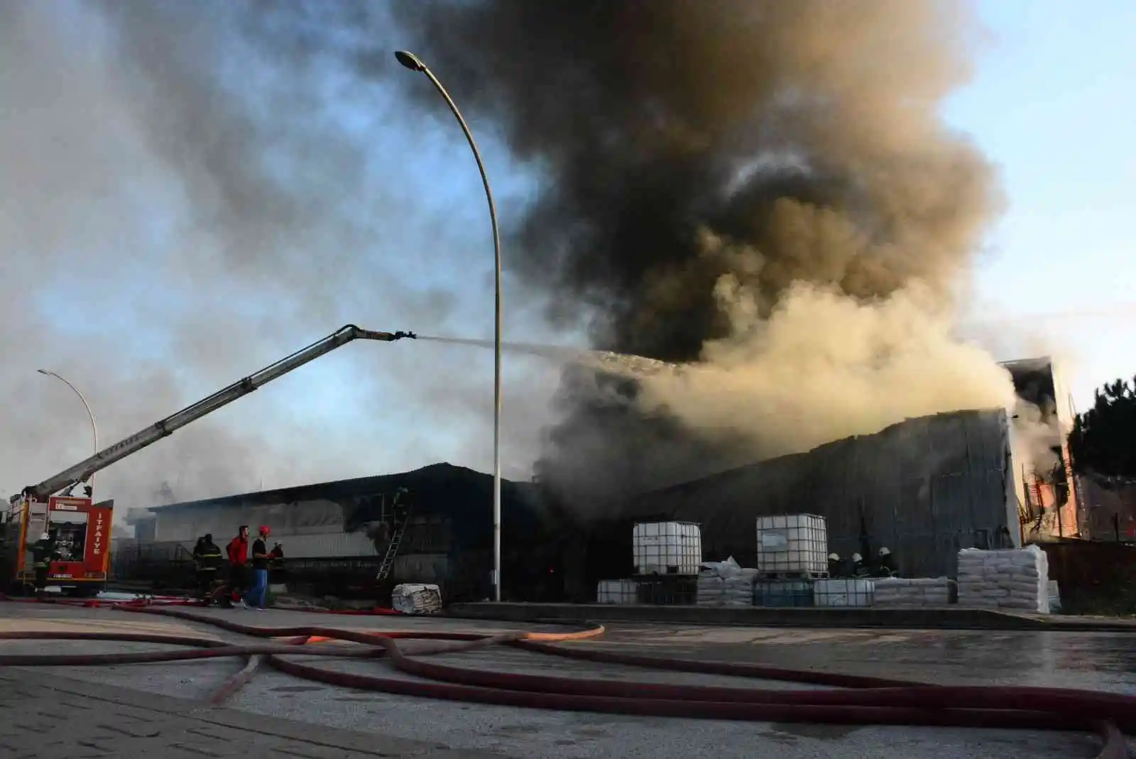 Kocaeli’de petrol firmasında çıkan yangın güçlükle söndürüldü
