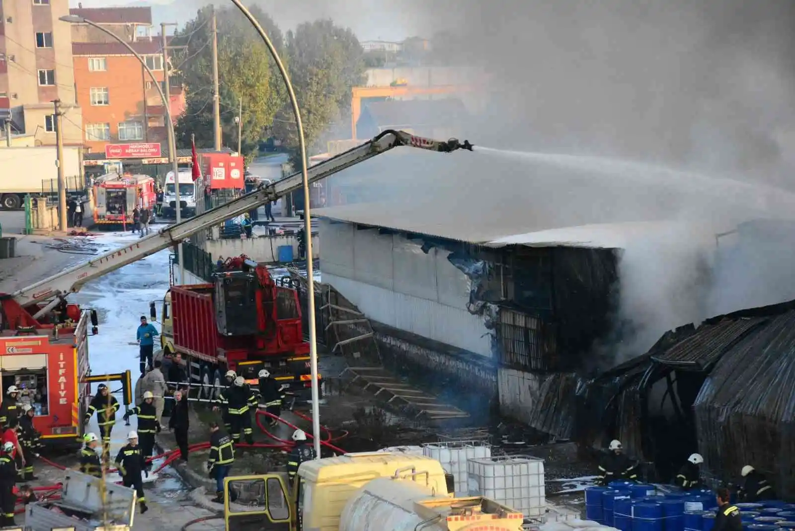 Kocaeli’de petrol firmasında çıkan yangın güçlükle söndürüldü
