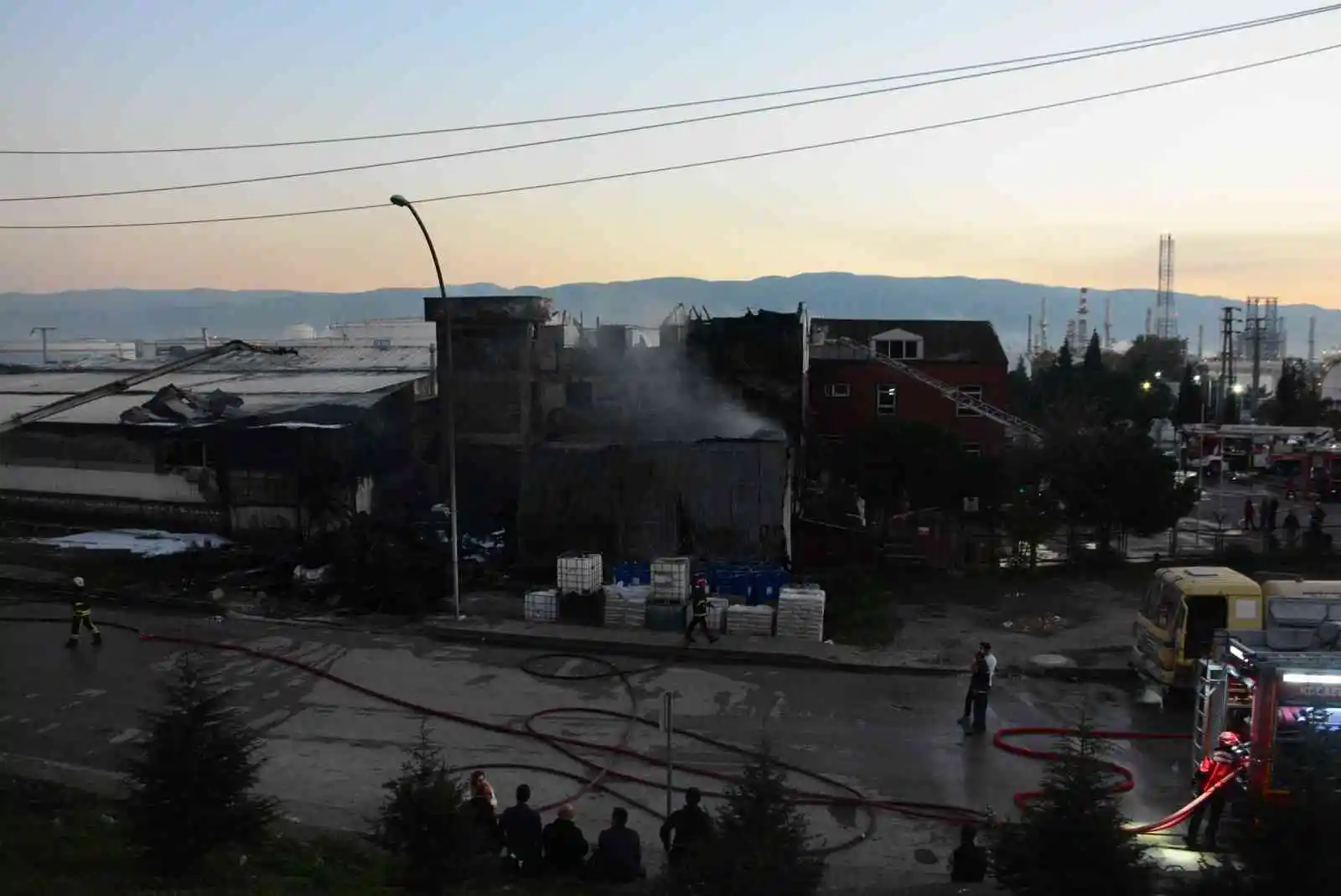 Kocaeli’de petrol firmasında çıkan yangın güçlükle söndürüldü
