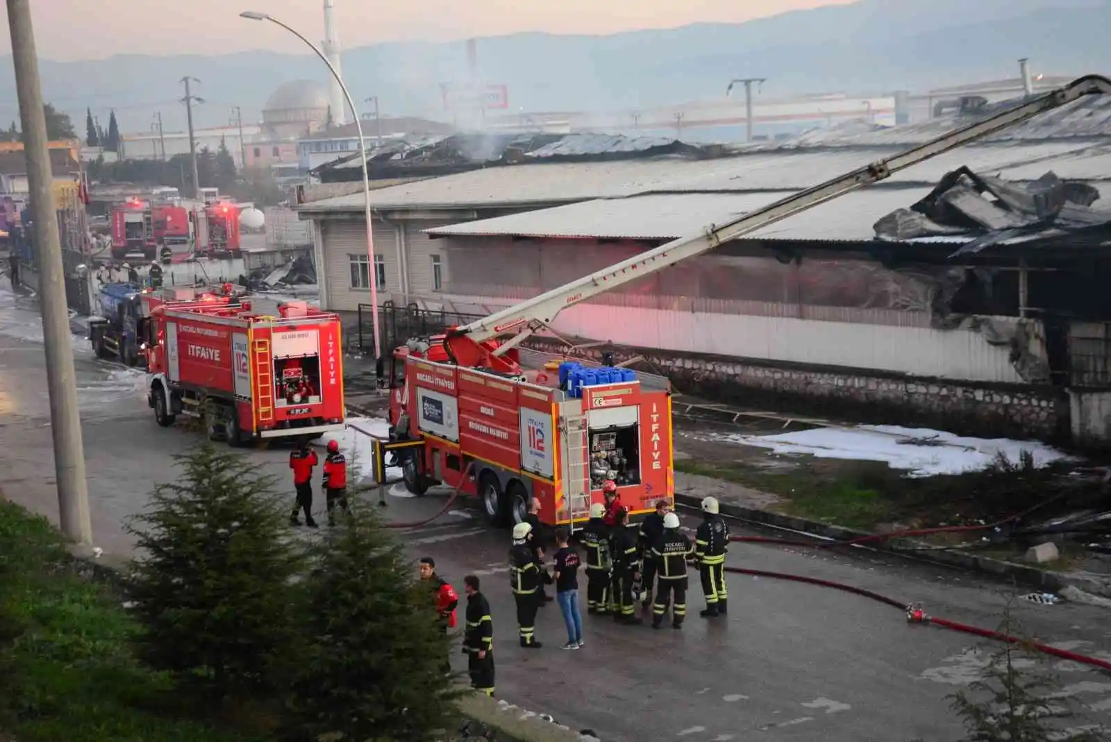 Kocaeli’de petrol firmasında çıkan yangın güçlükle söndürüldü
