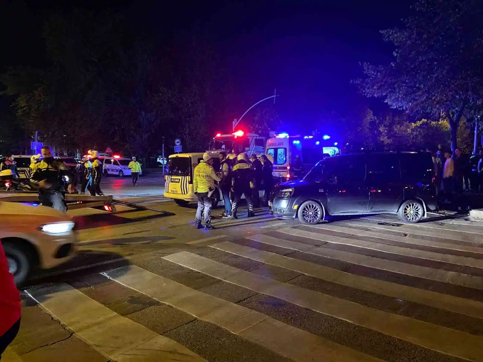 Kocaeli'de polis arabası ile hafif ticari araç çarpıştı: 2'si polis 5 yaralı