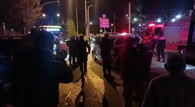 Kocaeli’de polis arabası ile hafif ticari araç çarpıştı: 2’si polis 5 yaralı