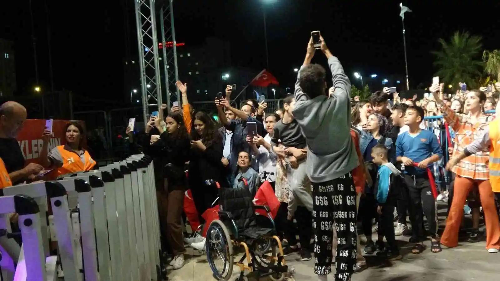 Konserde annenin oğlu için fedakarlığı duygulandırdı
