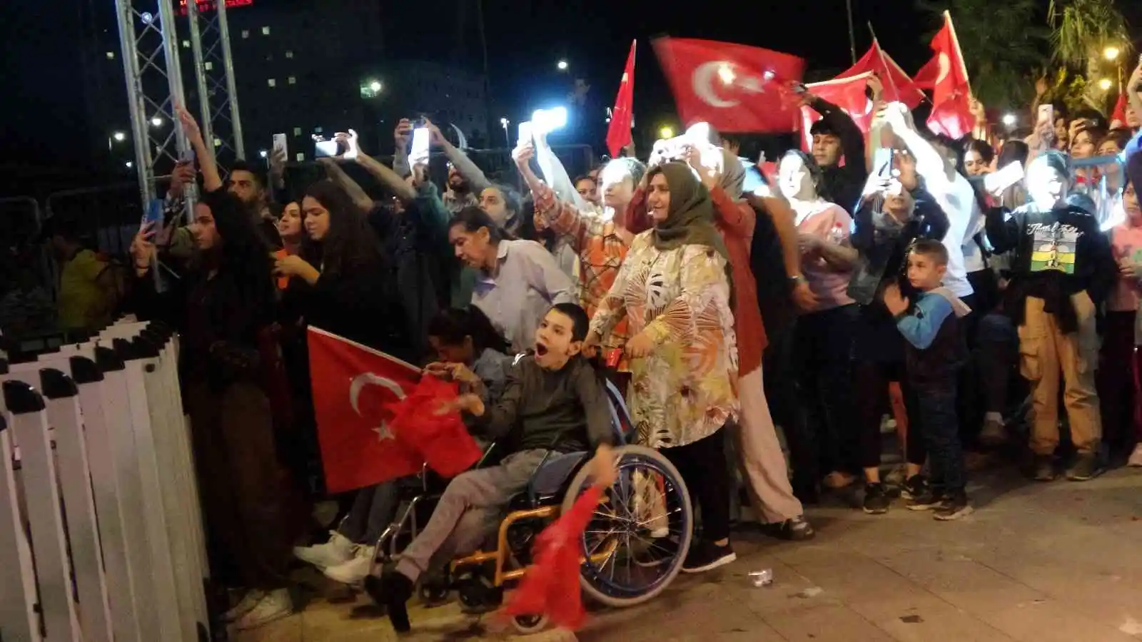 Konserde annenin oğlu için fedakarlığı duygulandırdı