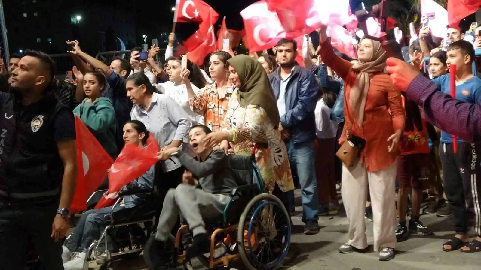 Konserde annenin oğlu için fedakarlığı duygulandırdı