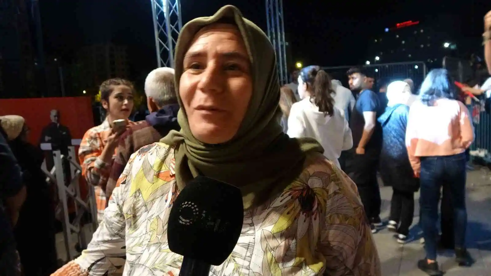 Konserde annenin oğlu için fedakarlığı duygulandırdı