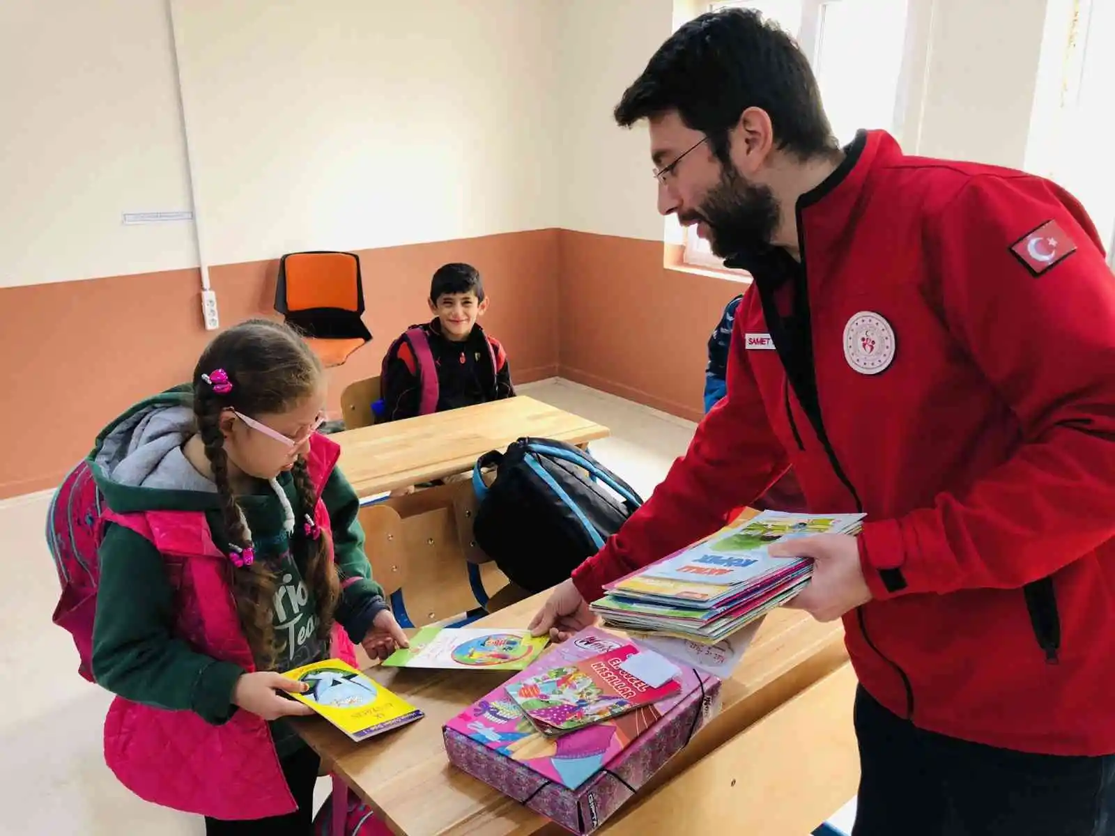 Konserde toplandı, öğrenciler ile buluşuyor