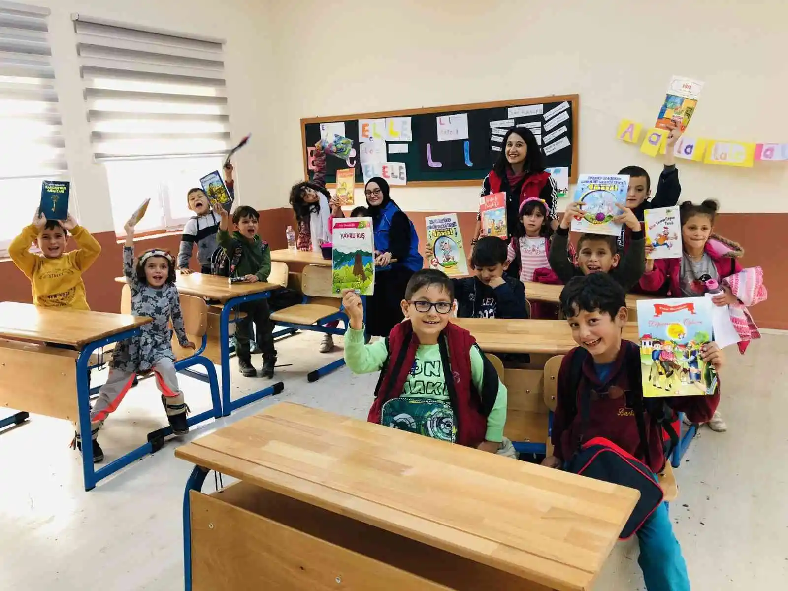 Konserde toplandı, öğrenciler ile buluşuyor