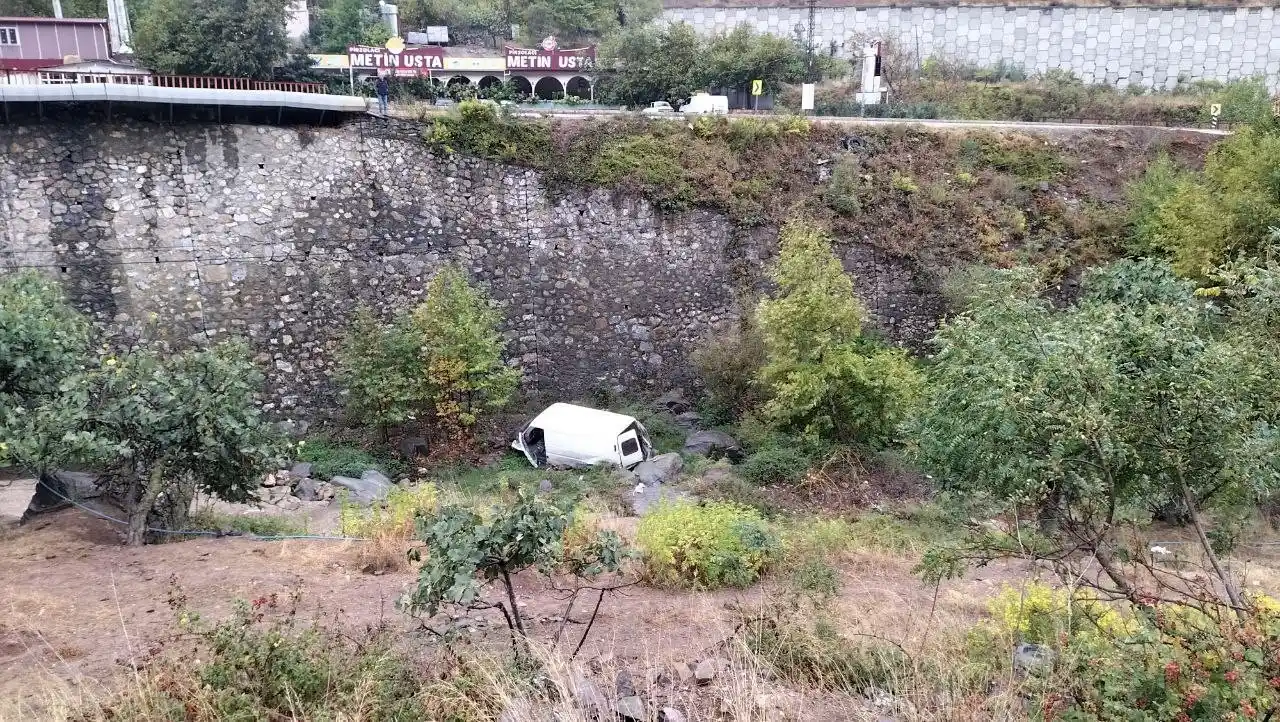 Kontrolden çıkan minibüs şarampole düştü: 2 ağır yaralı
